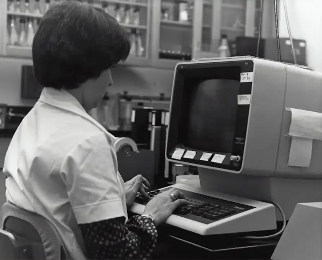 Une scientifique utilisant un ordinateur de type Telex 270